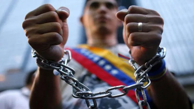 Redes sociales: la ventana de luz para los primeros presos de Chávez