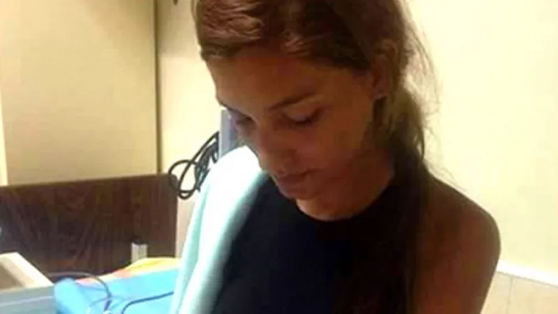 Presos por abucheo a ministra obligados a comer espagueti con gusanos