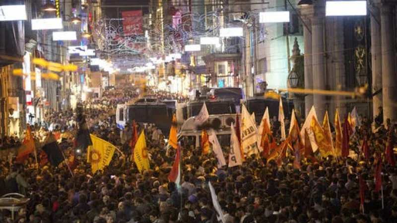 Dos mil personas manifiestan en Estambul contra atentado de Ankara