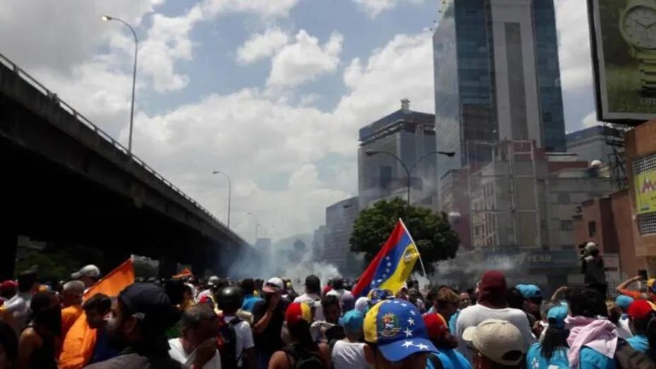 GNB y PNB reprimen marcha opositora a la altura de Bello Monte