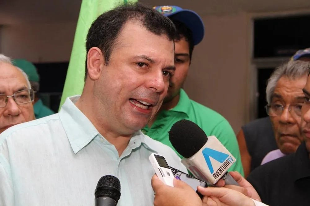 Detuvieron a Roberto Enríquez por supuesta traición a la patria