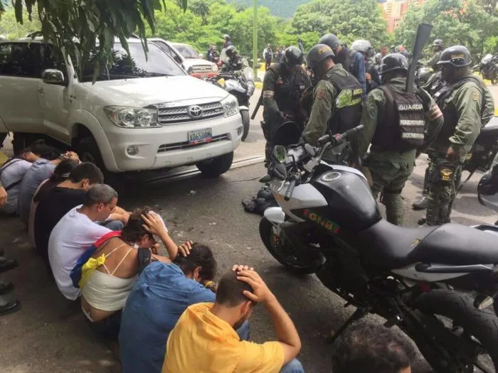 Con dos funcionarios heridos, 40 detenidos y allanamientos terminó protesta en Carabobo
