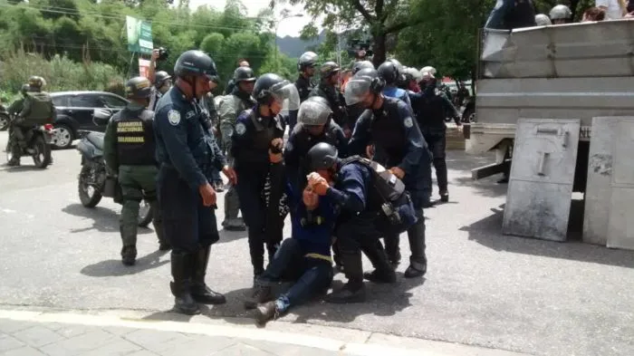 Arrecia la represión en Valencia tras anuncio oficial de dos policías heridos