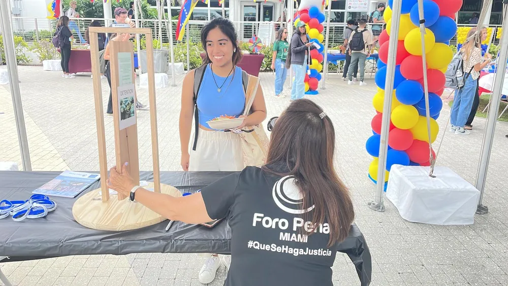 Foro Penal Capítulo Miami presente en bazar en la Universidad de Miami