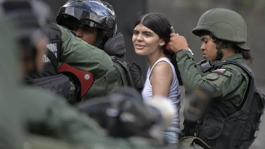 La “cacería” en aeropuertos y la delación son parte de las graves violaciones a DDHH en Venezuela, según expertos