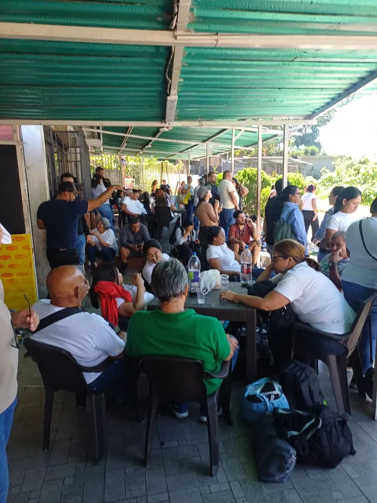 Equipo Foro Penal acompaña a familiares de Presos Políticos a las afueras de la cárcel Rodeo I