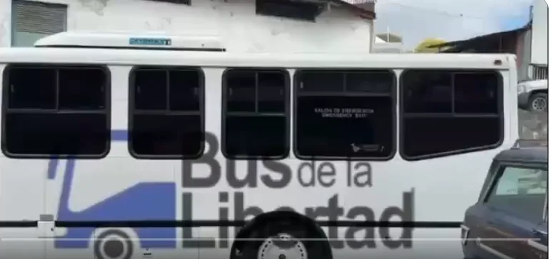 El Bus de la libertad del Foro Penal junto a Miembros de la FCU-UCV visita la cárcel de Yare