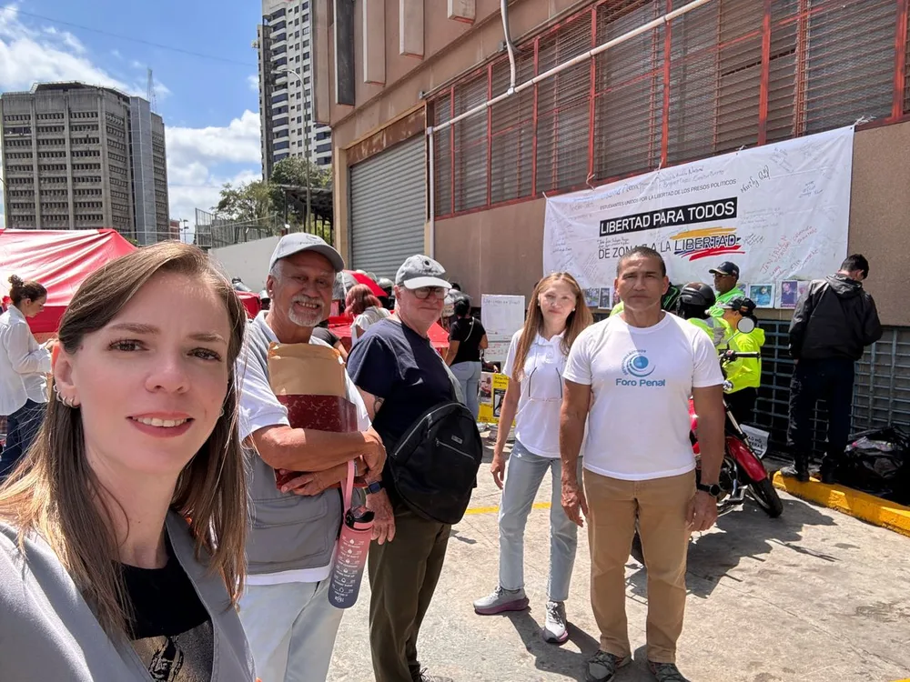 Equipo Foro Penal Caracas y Altos Mirandinos, junto a Alfredo Romero, acompañan a familiares en PNB Zona 7
