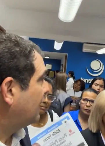 Alfredo Romero acompaña a familiares de Presos Políticos