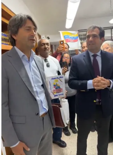 Gianluca Rampolla, coordinador residente del sistema de Naciones Unidas en Venezuela, escucha a familiares de Presos Políticos