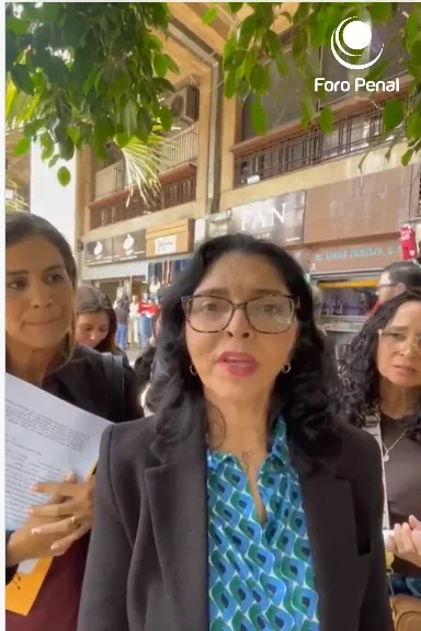 Foro Penal Caracas acompaña a familiares a denunciar la negativa de los tribunales de recibir solicitudes en el marco de la Ley de Amnistía