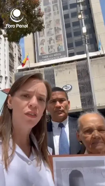 Coordinadora jurídica del Foro Penal Caracas acompaña a madre de Víctor Hugo Quero a denunciar la desaparición forzada de su hijo
