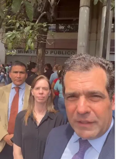 Equipo Foro Penal Caracas , junto a Alfredo Romero, director presidente, confirman recepción de solicitudes de amnistía en tribunales penales