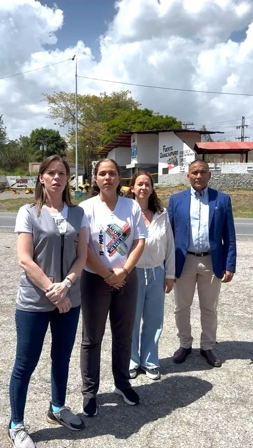 Miembros del equipo Foro Penal Caracas acompañan a familiares al Fuerte Guaicaipuro, Charallave, estado Miranda