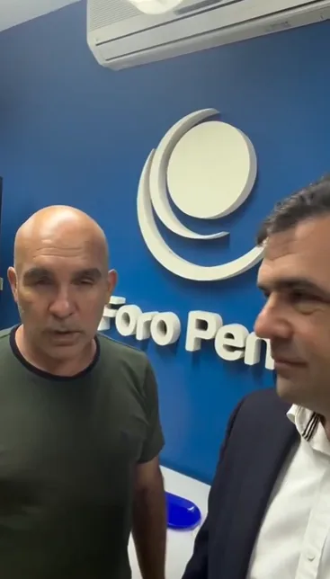 Jerry Ostos, expreso político, visita sede Foro Penal en Caracas