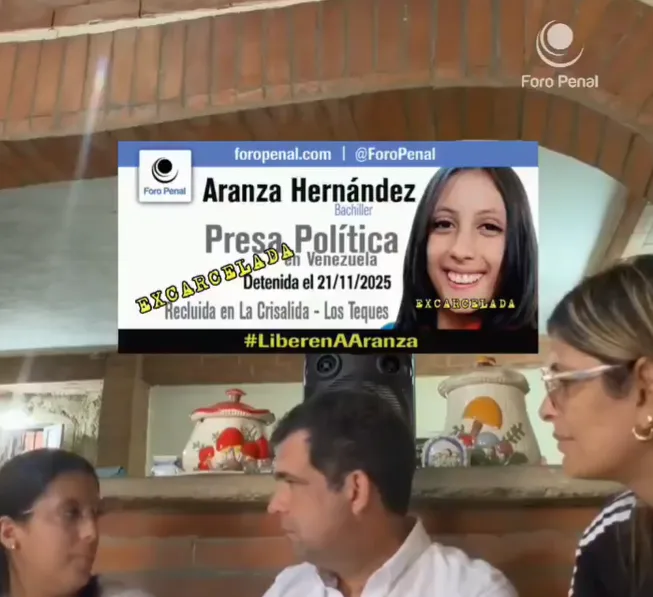 Alfredo Romero en la vivienda de las hermanas Hernández, expresas políticas recientemente excarceladas, relatan sus experiencias durante su reclusión