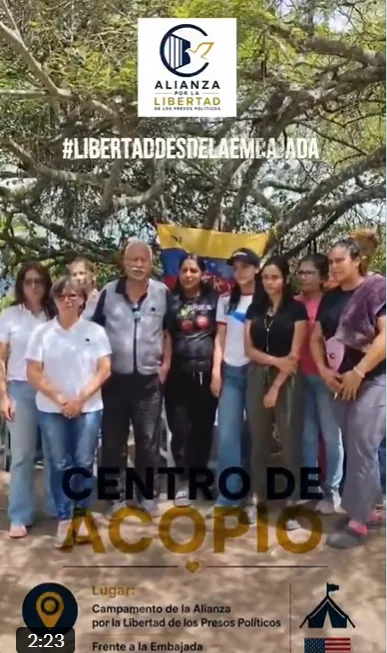Familiares del campamento en la Embajada Americana reciben al equipo de Foro Penal Caracas