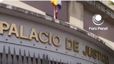 Alfredo Romero a las puertas del Palacio de Justicia junto a familiares de presos políticos del caso La Viñeta , esperan inicio de la segunda audiencia de juicio